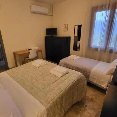 Dimora Del Falco 3* מונטפאלקו